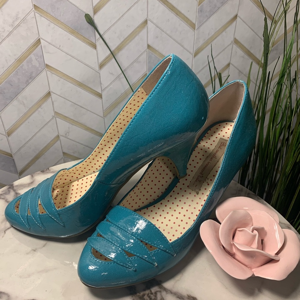 Blue pumps